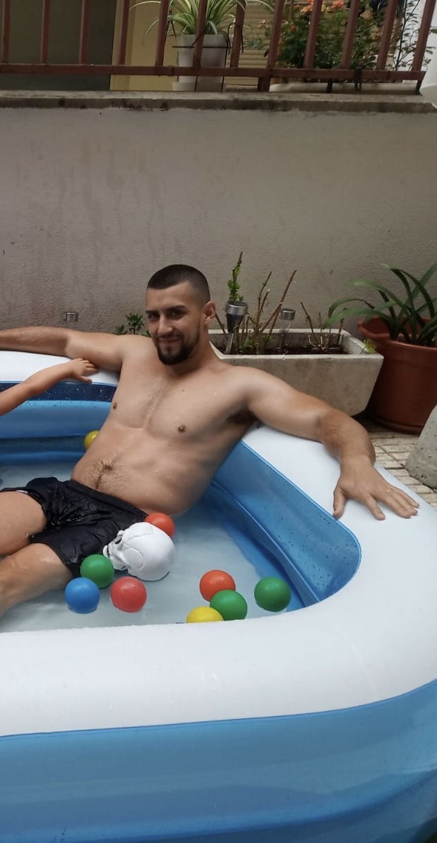 Carlos antes — 96 kilos, sin energía, escondiéndose